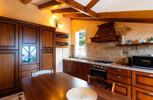 Borghetto Santo Spirito Villa | Lovely apartment in villa for 5 guests with A/C, WIFI, pool, balcony, pets allowed and parking