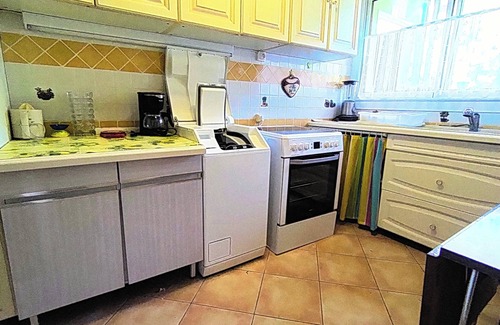 Saint-Mandrier-sur-Mer Apartment | Lovely, large 2-room through-hall apartment with incredible 180° view of the harbour.