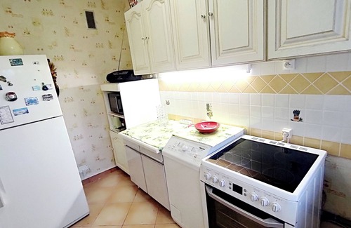Saint-Mandrier-sur-Mer Apartment | Lovely, large 2-room through-hall apartment with incredible 180° view of the harbour.