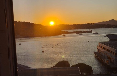 Saint-Mandrier-sur-Mer Apartment | Lovely, large 2-room through-hall apartment with incredible 180° view of the harbour.