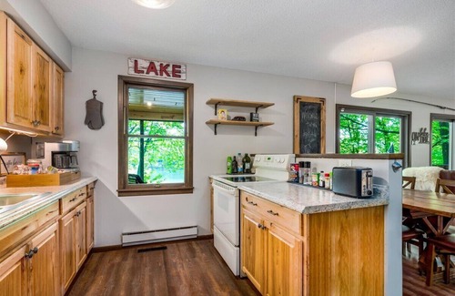 Almelund Cabin | Lovely Lake House + WIFI + Coffee + Kayaks + Views