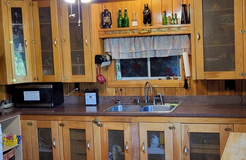 Lincoln Cottage | Lovely Lakefront private 2-bedroom cottage with WiFi in Lincoln