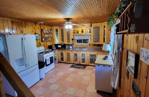 Lincoln Cottage | Lovely Lakefront private 2-bedroom cottage with WiFi in Lincoln