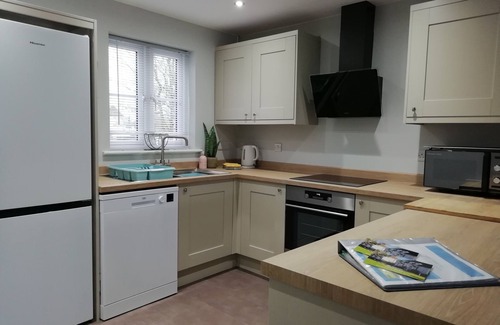 South Cerney House | Lovely lodge with private deck and stunning lake view in Cotswolds Water Parks.