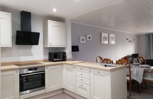 South Cerney House | Lovely lodge with private deck and stunning lake view in Cotswolds Water Parks.