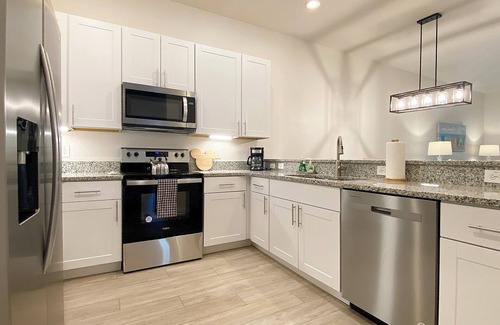Bahama Bay Condo | Lovely & Luxurious Modern Condo