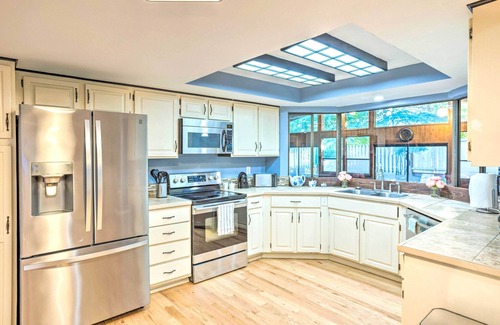 Puyallup House | Lovely Manorwood Home w/Private Indoor Pool!