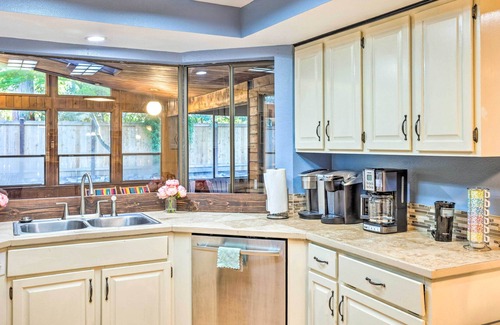 Puyallup House | Lovely Manorwood Home w/Private Indoor Pool!
