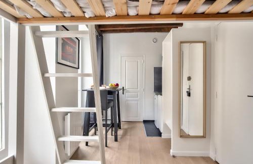 Quartier de la Porte-Saint-Denis Apartment | Lovely Mezzanine Studio in the Heart of Paris 3M