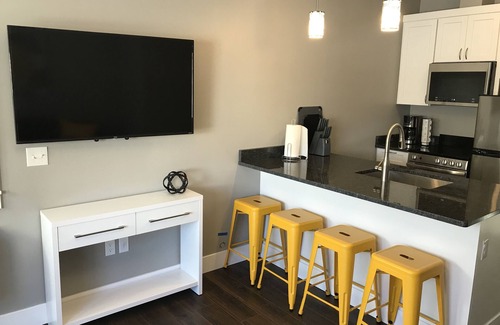 Riverfront Apartment | Lovely Modern Space - Yellow