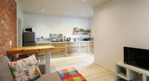 Cape Saint Francis Apartment | Lovely new flat near restaurants and beach with solar - free wifi and DSTV