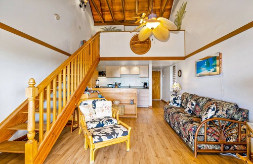 Maunaloa Apartment | Lovely oceanfront escape near beach with lanai, pool & W/D