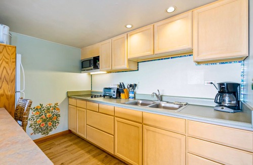 Maunaloa Apartment | Lovely oceanfront escape near beach with lanai, pool & W/D