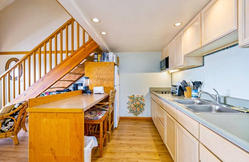 Maunaloa Apartment | Lovely oceanfront escape near beach with lanai, pool & W/D