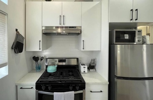 North Oak Park Condo | Lovely one-bedroom apartment minutes from Downtown