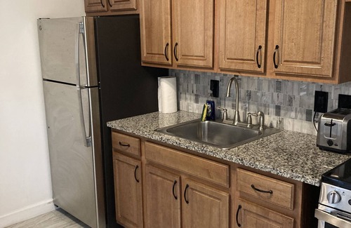 Oak Lawn Apartment | Lovely one bedroom with off-street parking.