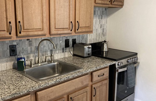 Oak Lawn Apartment | Lovely one bedroom with off-street parking.
