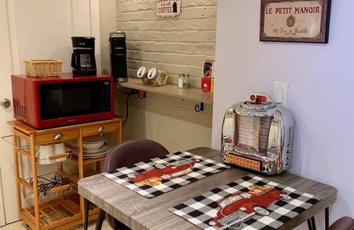 Queens Apartment | Lovely petite studio, walk to LIRR and Bell Blvd.