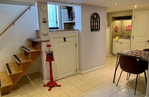 Queens Apartment | Lovely petite studio, walk to LIRR and Bell Blvd.