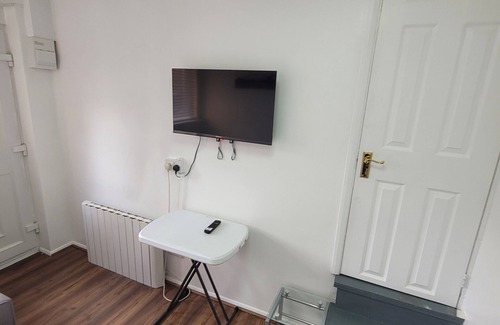 Thamesmead Apartment | Lovely Private Studio Apartment in Thamesmead by Thames Riverside