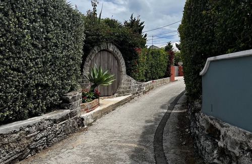 Pembroke Apartment | Lovely private studio apartment in beautiful garden setting