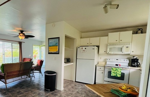 Kehena House | Lovely relaxing home with ocean view and beautiful painted murals