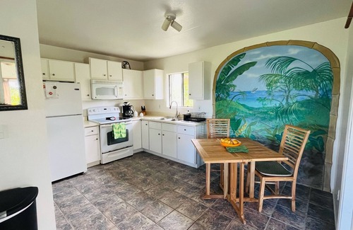 Kehena House | Lovely relaxing home with ocean view and beautiful painted murals