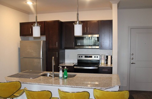 Brookhollow House | Lovely romantic couple stay apartment