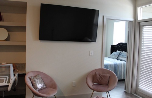 Brookhollow House | Lovely romantic couple stay apartment
