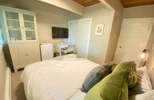 Caulfeild House | Lovely room in Cedar Woods!