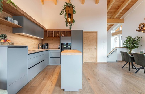 Sankt Lambrecht House | Lovely ski in-ski out lodge with a carport