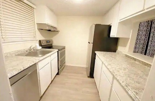 Crosby House | Lovely Spacious 2 Bedroom condo