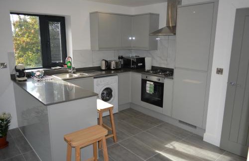 Oxford Apartment | Lovely & Spacious 2-Bedroom Apartment with Balcony and Free Parking