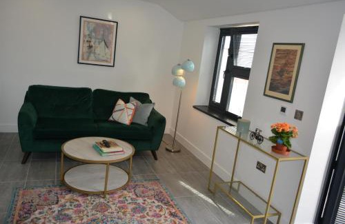 Oxford Apartment | Lovely & Spacious 2-Bedroom Apartment with Balcony and Free Parking