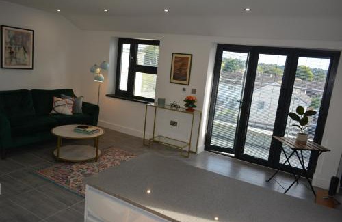 Oxford Apartment | Lovely & Spacious 2-Bedroom Apartment with Balcony and Free Parking