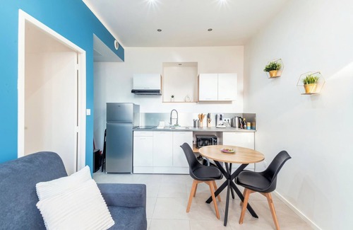 Les Poulettes Apartment | Lovely T2 apartment in a residence with air conditioning.