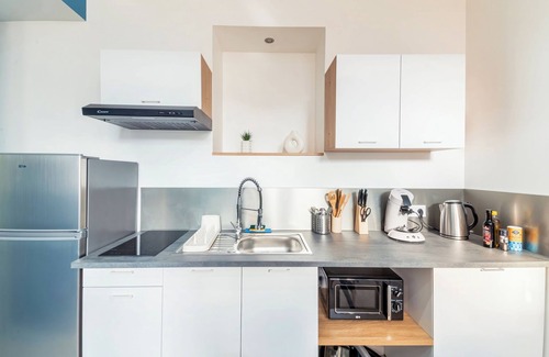 Les Poulettes Apartment | Lovely T2 apartment in a residence with air conditioning.