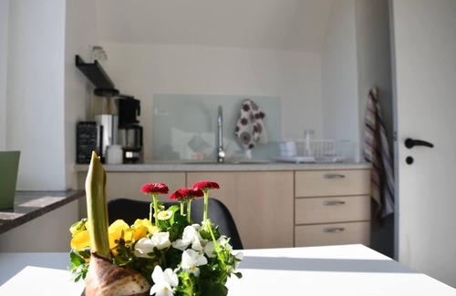 Gram Apartment | Lovely Town Apartment - Sleeps 5, Parking & Garden