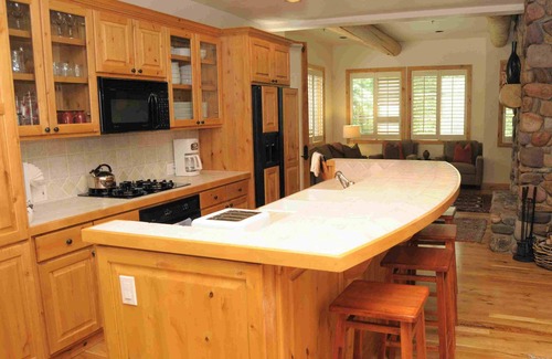 Ketchum House | Lovely townhome: Ski to Lift, Walk to Town, Private Hot tub, Sleeps 8!