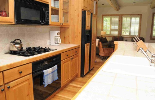 Ketchum House | Lovely townhome: Ski to Lift, Walk to Town, Private Hot tub, Sleeps 8!
