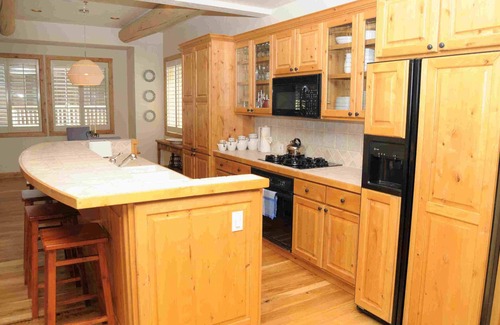 Ketchum House | Lovely townhome: Ski to Lift, Walk to Town, Private Hot tub, Sleeps 8!