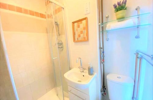 Kentish Town Apartment | Lovely Twin Room with Terrace