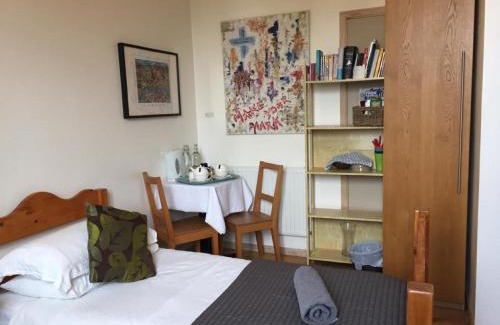 Kentish Town Apartment | Lovely Twin Room with Terrace