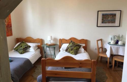 Kentish Town Apartment | Lovely Twin Room with Terrace