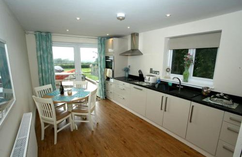 Blackford House | Lovely two bedroom bungalow with hot tub