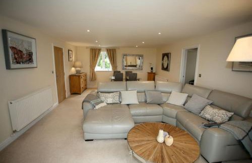 Blackford House | Lovely two bedroom bungalow with hot tub