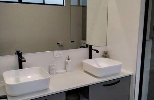 Pialba Apartment | Lovely Upstairs Apartment with Ocean Views