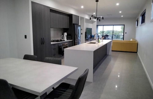 Pialba Apartment | Lovely Upstairs Apartment with Ocean Views