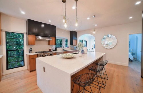 Carthay Circle House | Lovely Villa w/hot tub - 5 min from The Grove