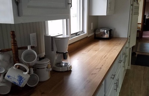 Lakeside House | Lovely, Well-Maintained Cottage, 5' minute walk to Lake
